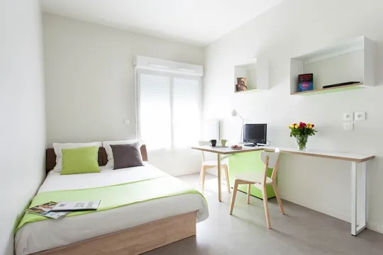 "POPINNS RESIDENCE L'AERONAT". 7 %