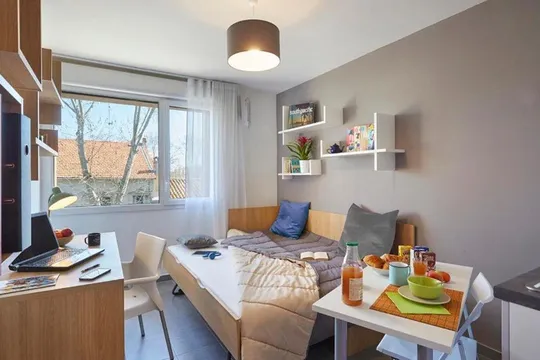 "NANTERRE CAMPUS". 6,8 %